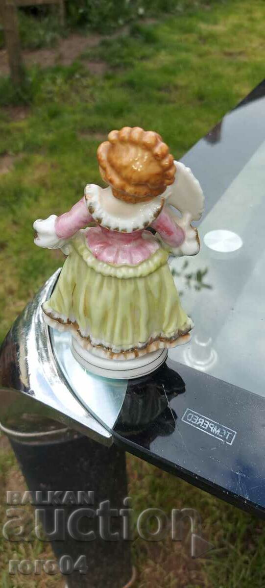 Licitație STATUETA DE PORCELAN