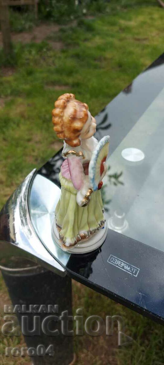 Livrarea STATUETA DE PORCELAN