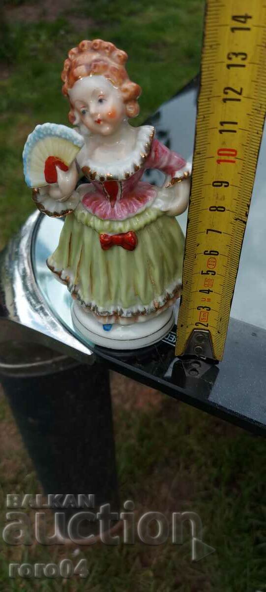 PORCELAIN STATUETTE - 5 PORCELAIN STATUETTE - 5