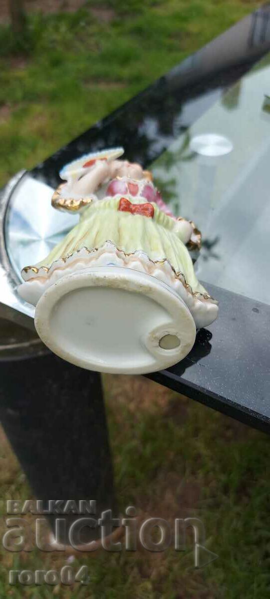 PORCELAIN STATUETTE - 6 PORCELAIN STATUETTE - 6