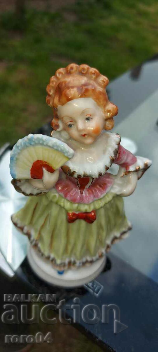 PORCELAIN STATUETTE - 7 PORCELAIN STATUETTE - 7