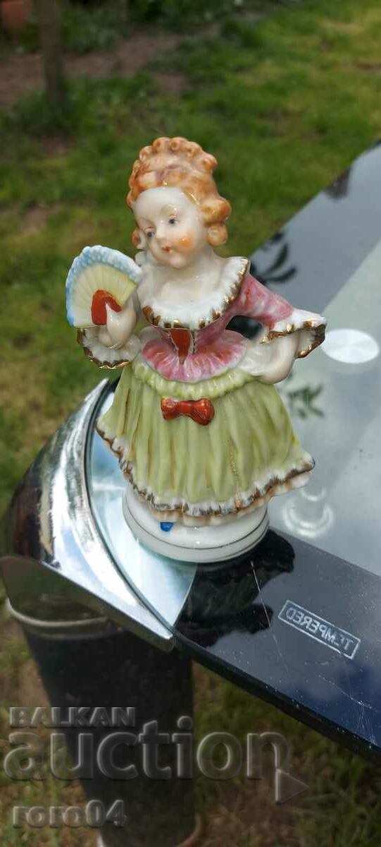 STATUETA DE PORCELAN