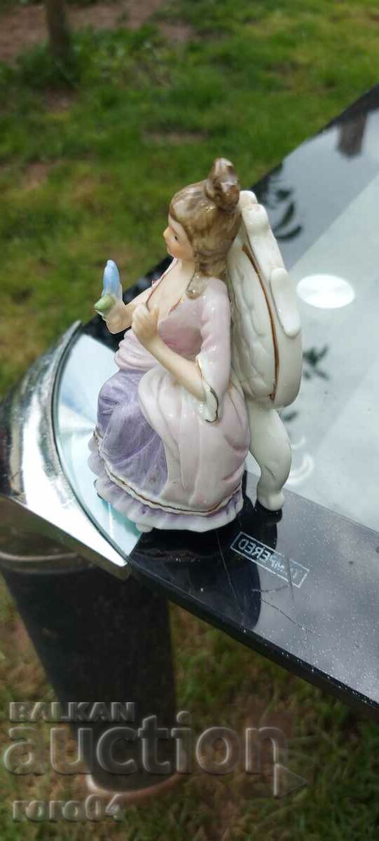 PORCELAIN STATUETTE with price 31.50 BGN | € 16.11 PORCELAIN STATUETTE with price 31.50 BGN | € 16.11