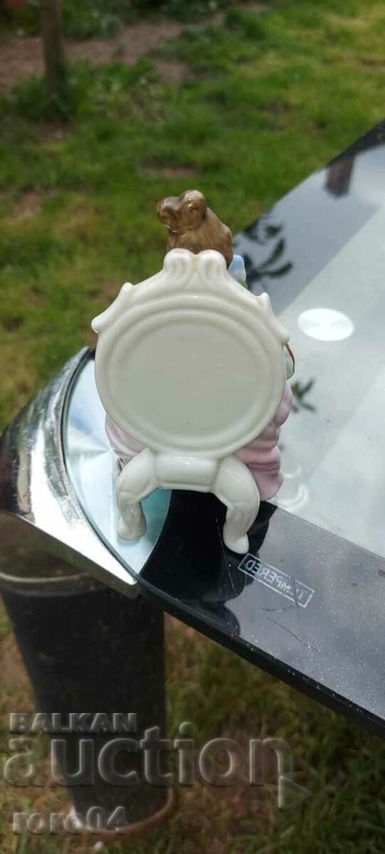 Auction PORCELAIN STATUETTE Auction PORCELAIN STATUETTE