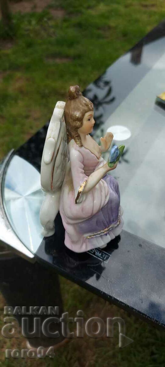 Delivery of PORCELAIN STATUETTE Delivery of PORCELAIN STATUETTE