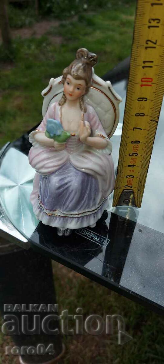 PORCELAIN STATUETTE - 5 PORCELAIN STATUETTE - 5