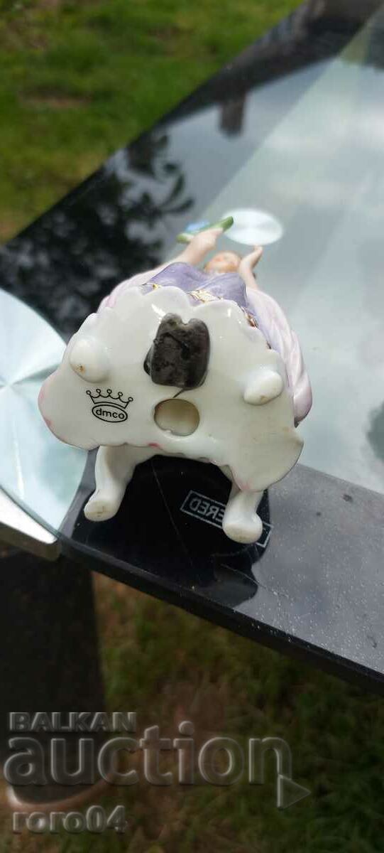 PORCELAIN STATUETTE - 6 PORCELAIN STATUETTE - 6