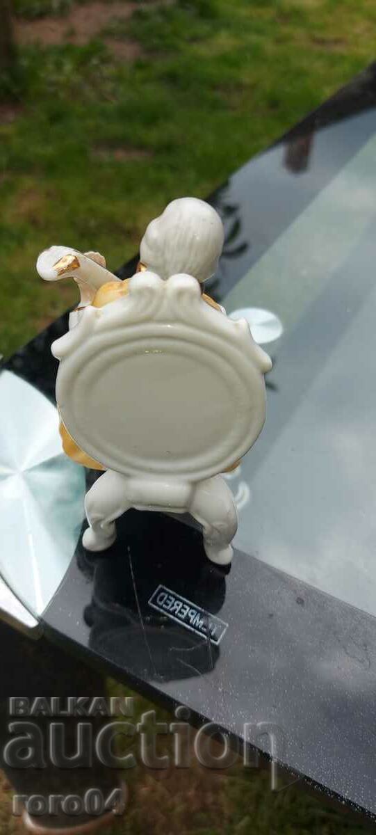 Auction PORCELAIN STATUETTE Auction PORCELAIN STATUETTE