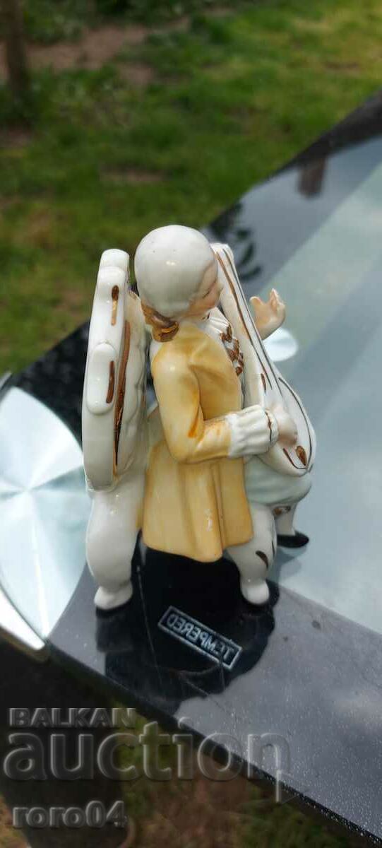 Delivery of PORCELAIN STATUETTE Delivery of PORCELAIN STATUETTE