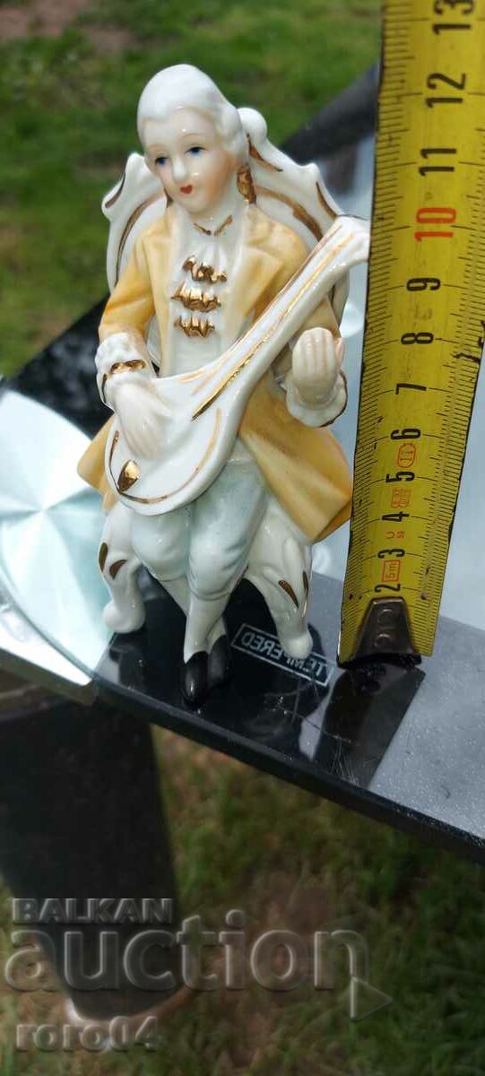 PORCELAIN STATUETTE - 5 PORCELAIN STATUETTE - 5