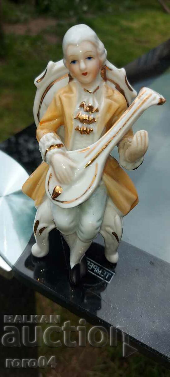 PORCELAIN STATUETTE - 7 PORCELAIN STATUETTE - 7