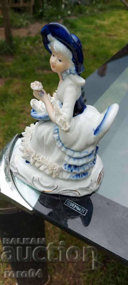PORCELAIN STATUETTE with price 54.00 BGN | € 27.61 PORCELAIN STATUETTE with price 54.00 BGN | € 27.61