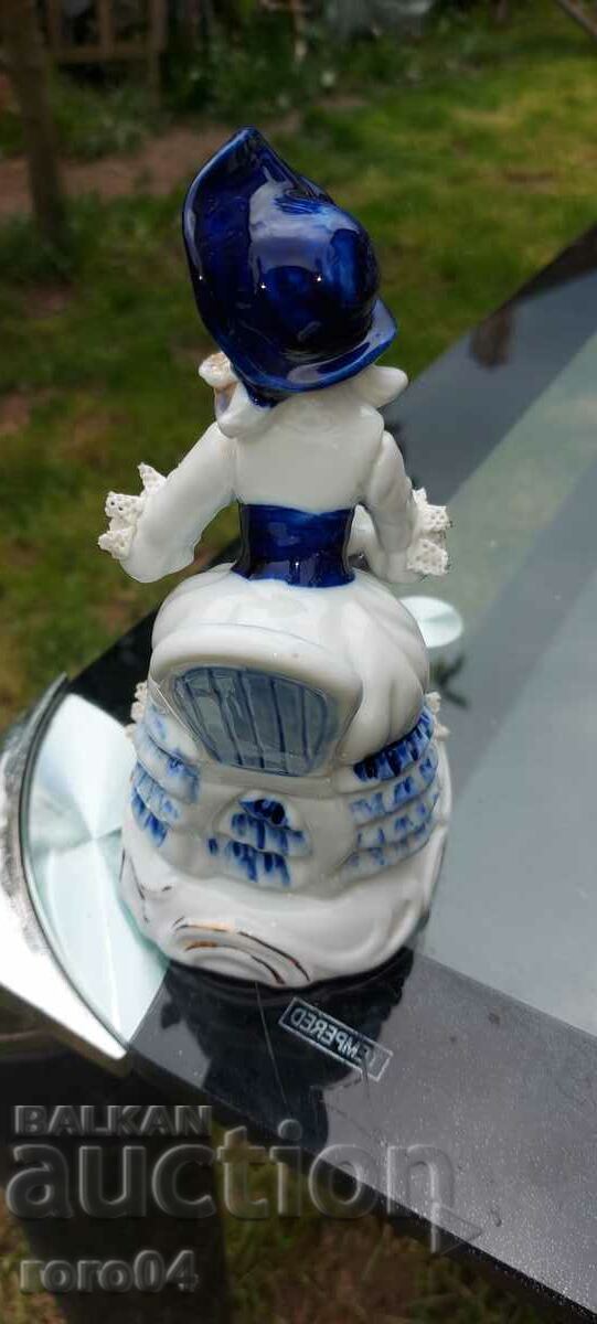 Auction PORCELAIN STATUETTE Auction PORCELAIN STATUETTE