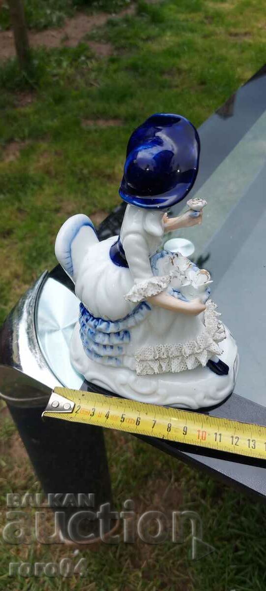 Delivery of PORCELAIN STATUETTE Delivery of PORCELAIN STATUETTE