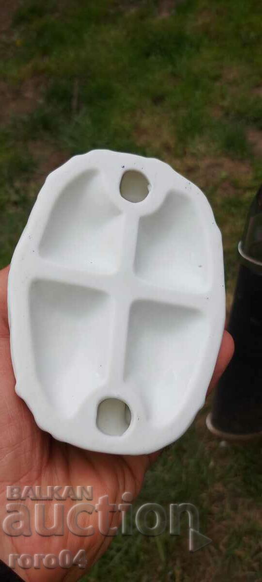 PORCELAIN STATUETTE - 6 PORCELAIN STATUETTE - 6