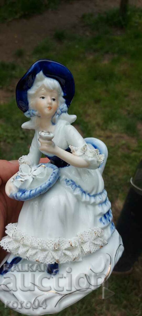 PORCELAIN STATUETTE - 7 PORCELAIN STATUETTE - 7