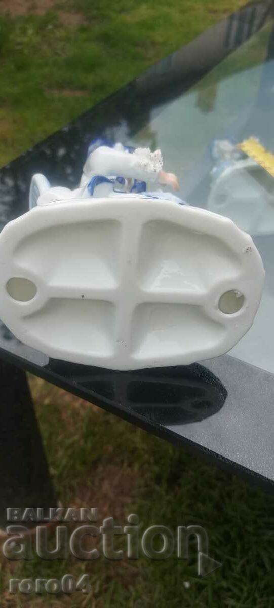 PORCELAIN STATUETTE - 6 PORCELAIN STATUETTE - 6