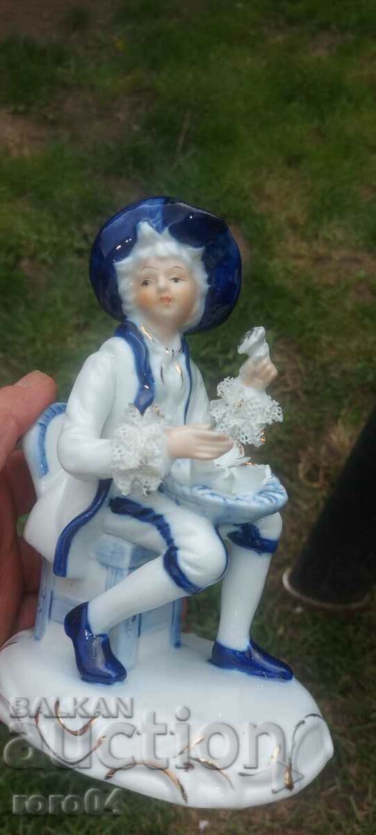 PORCELAIN STATUETTE - 7 PORCELAIN STATUETTE - 7