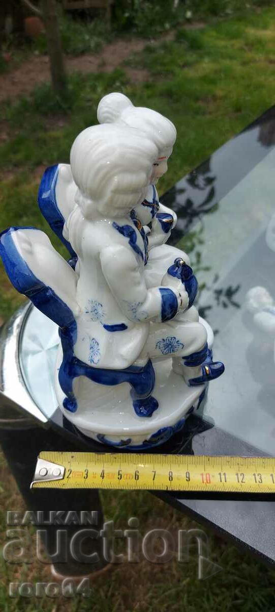 Delivery of PORCELAIN STATUETTE
