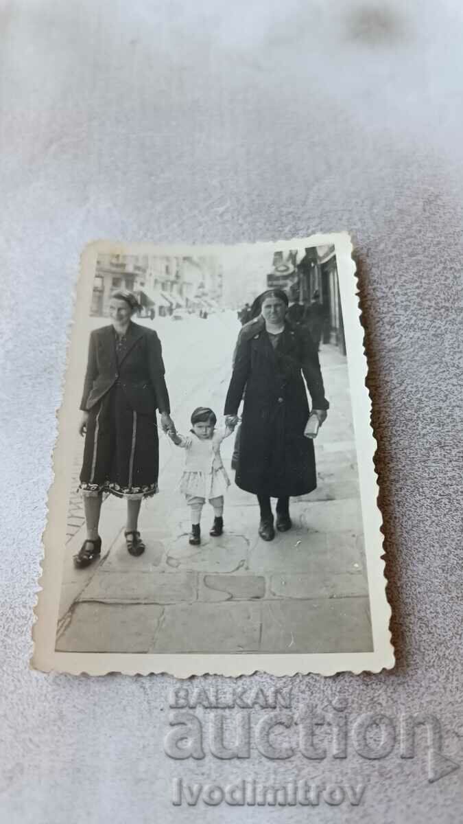 Φωτογραφία Σοφία Δύο γυναίκες και ένα κοριτσάκι σε μια βόλτα