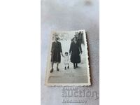 Φωτογραφία Σοφία Δύο γυναίκες και ένα κοριτσάκι σε μια βόλτα