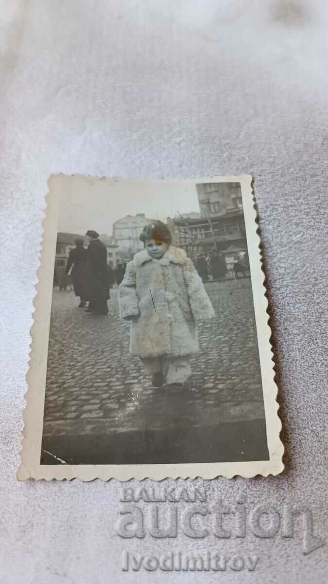 Φωτογραφία Σοφία Κορίτσι με λευκό χειμωνιάτικο παλτό σε μια βόλτα