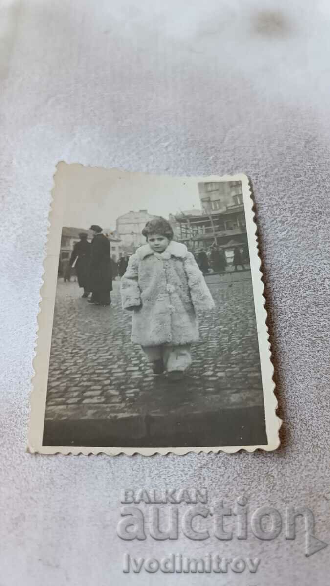 Снимка София Момиче в бяло зимно палто на разходка