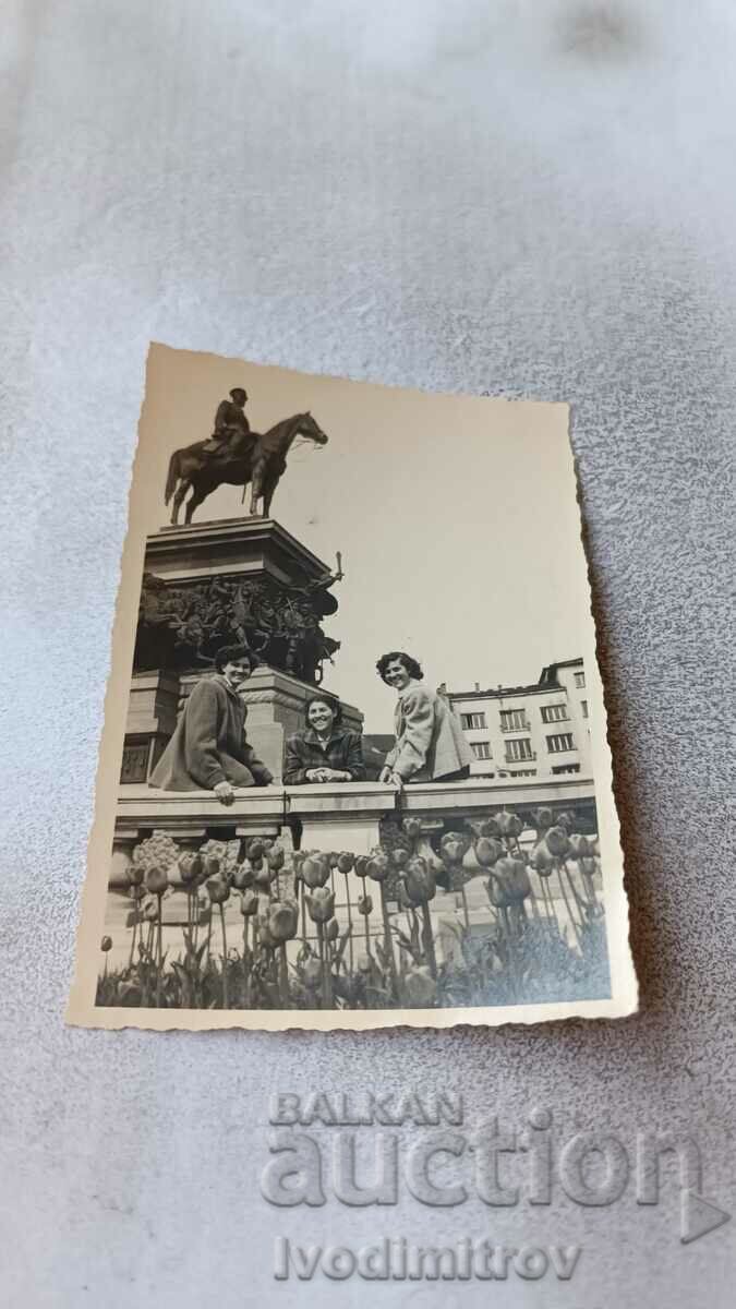 Photo Sofia Three women in front of the Tsar Osvoboditel monument 1954