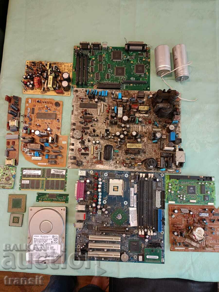 Deșeuri electronice, procesoare, memorie RAM, partea inferioară a hard diskului etc.
