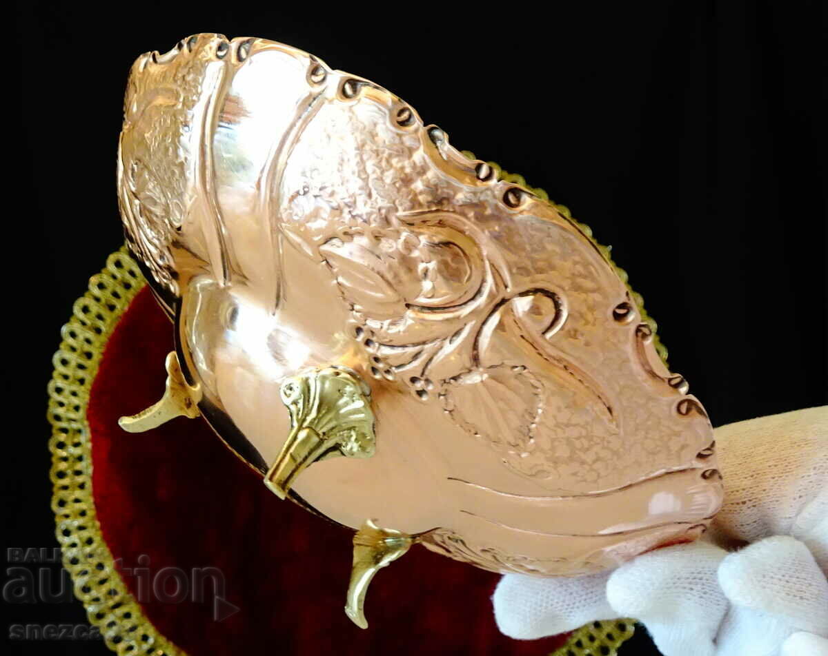 Delivery of Antique copper candy box, forged ornaments.