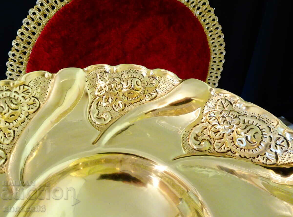 Auction Bronze fruit bowl, salad bowl, embossed roses, gilding Auction Bronze fruit bowl, salad bowl, embossed roses, gilding