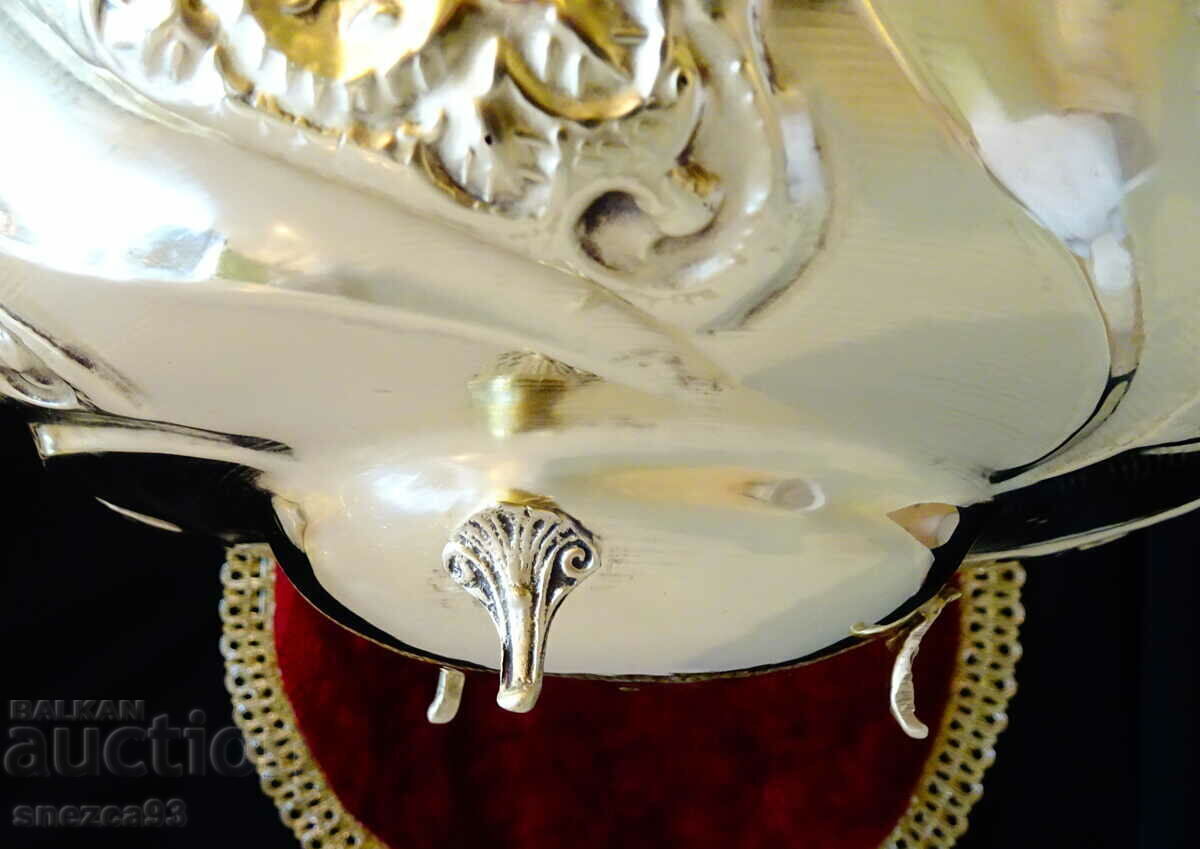 Delivery of Bronze fruit bowl, salad bowl, embossed roses, gilding Delivery of Bronze fruit bowl, salad bowl, embossed roses, gilding