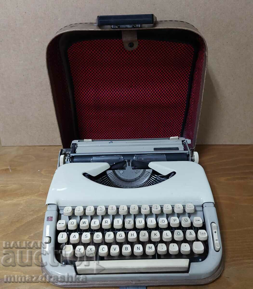O mașină de scris MADAME 300 rară
