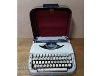O mașină de scris MADAME 300 rară
