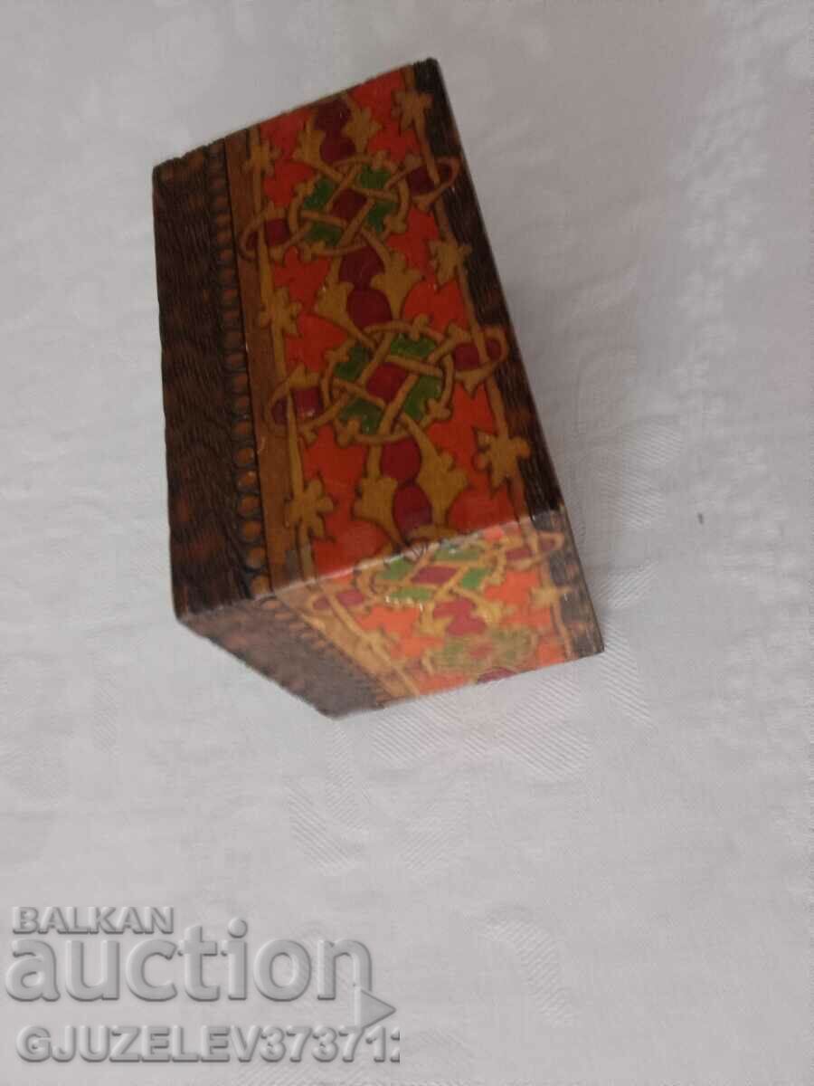 Licitație Cutie veche din lemn de carton pirograf