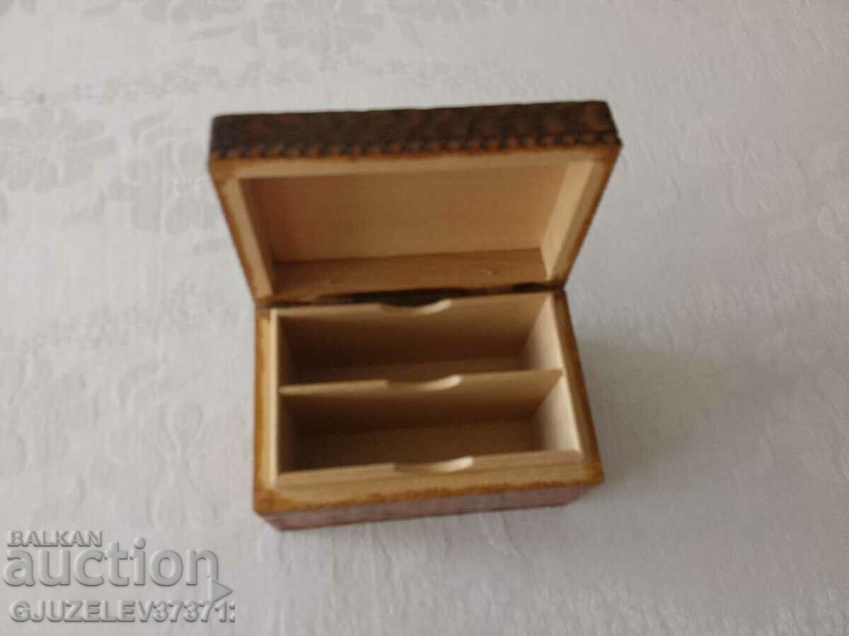 Livrarea Cutie veche din lemn de carton pirograf
