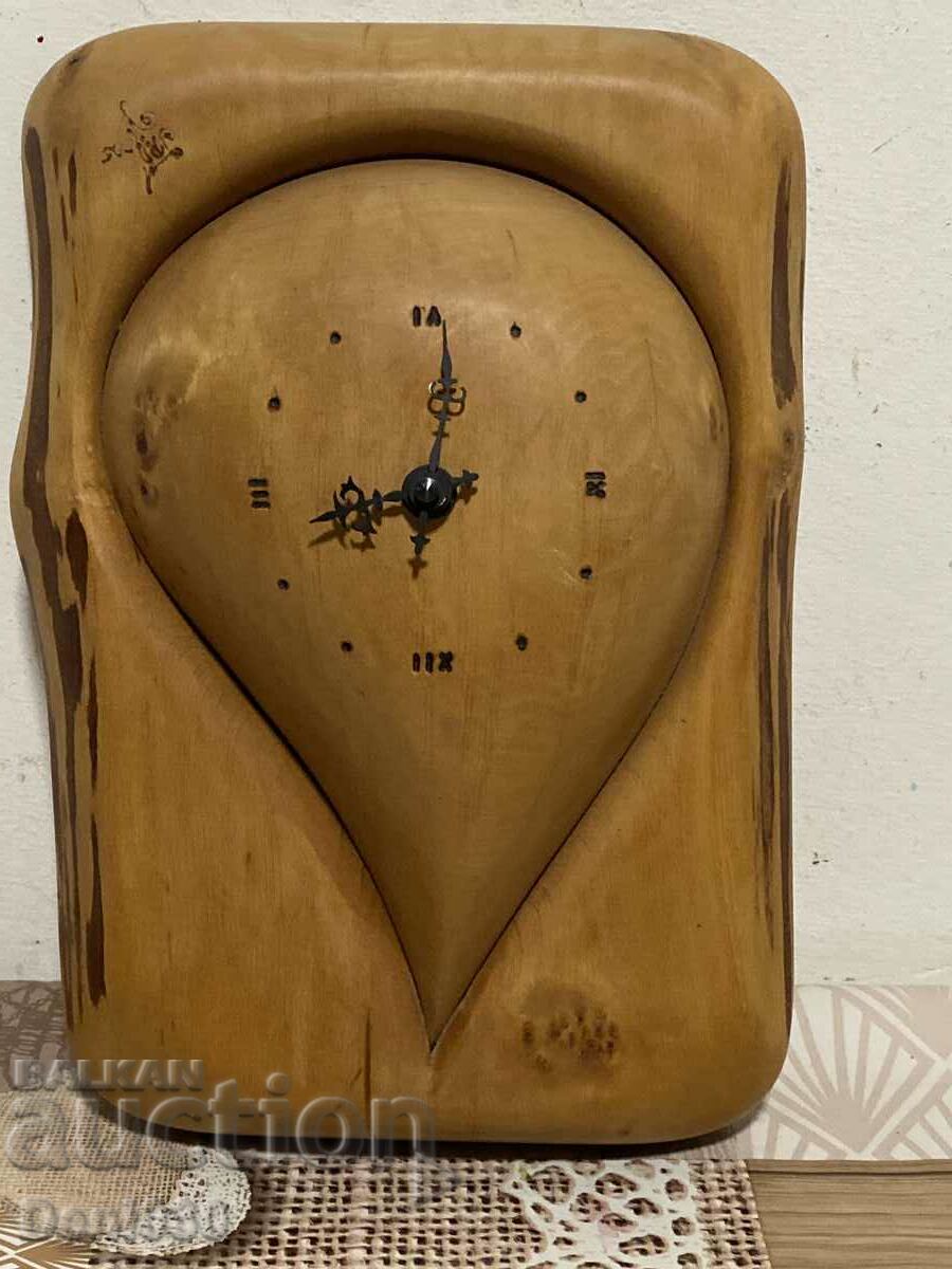 A beautiful quartz wall clock with markings !!!