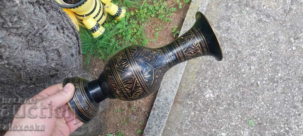 A metal vase with price 37.00 BGN | € 18.92 A metal vase with price 37.00 BGN | € 18.92