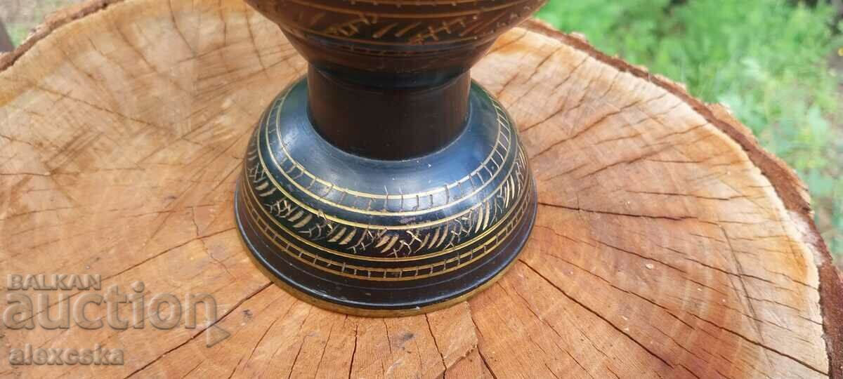 Auction A metal vase Auction A metal vase