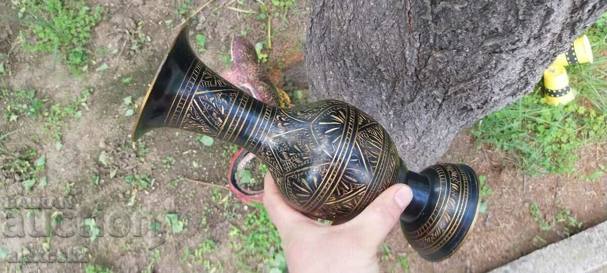 Delivery of A metal vase Delivery of A metal vase