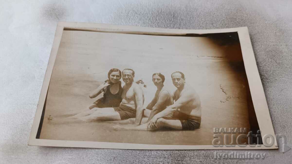 Doamna Doi bărbați și două femei în costume de baie vintage pe plajă