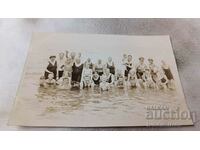 Φωτογραφία Άνδρες, γυναίκες και παιδιά με vintage μαγιό στην παραλία
