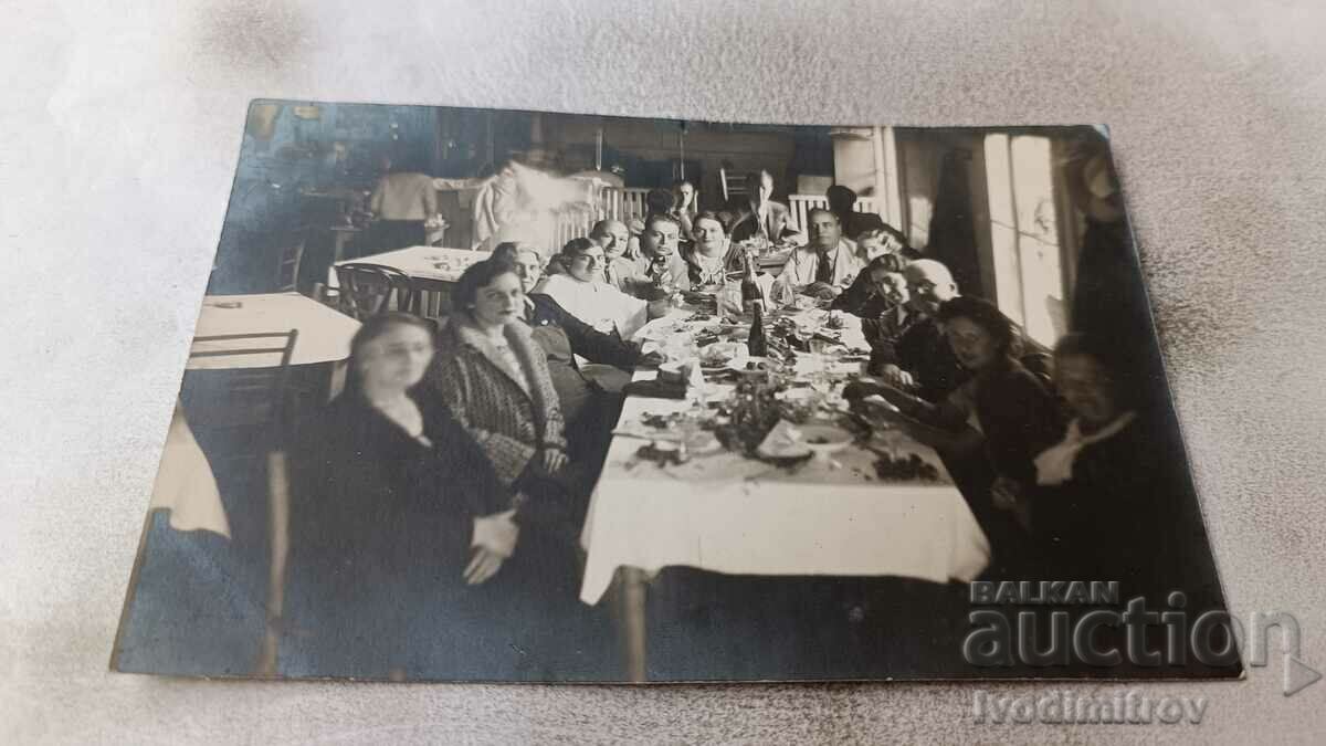 Снимка София Мъже и жени на маса в ресторант