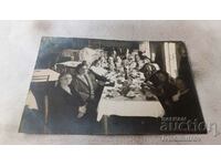 Снимка София Мъже и жини на маса в ресторант