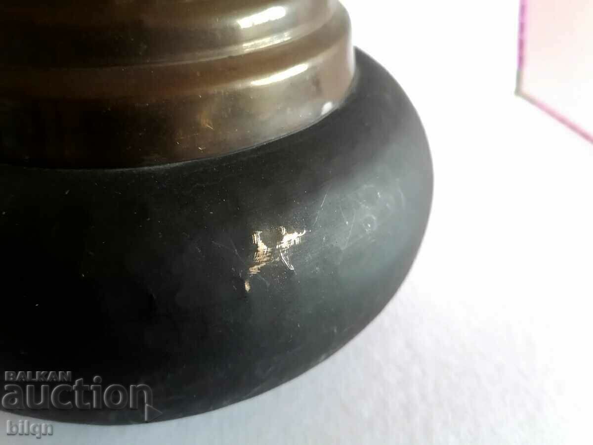 Livrarea Un mare vas vechi de bronz