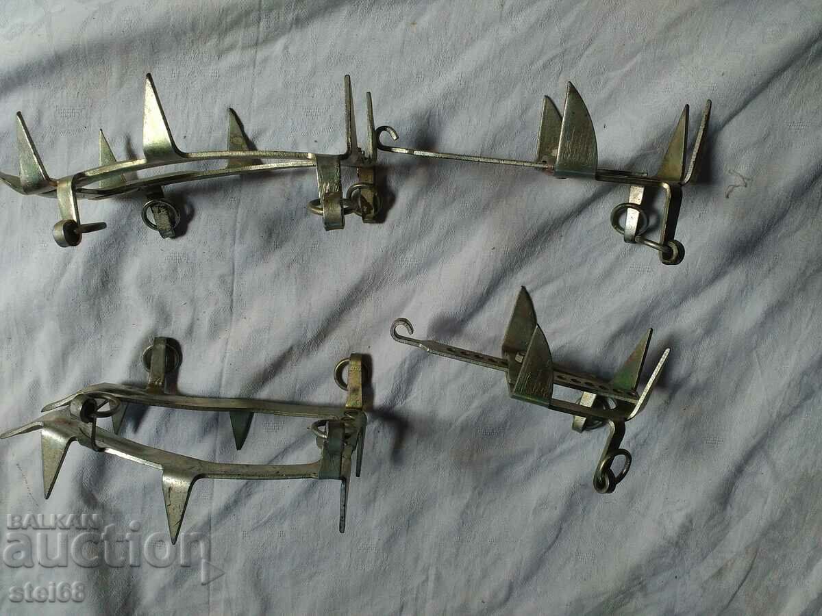 PISICI ALPINE cu preț 30.00 BGN | € 15.34