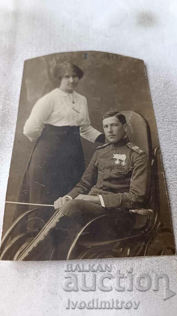 Η κα Σ. Αξιωματικός του 25ου Πεζικού Συντάγματος με δύο γαλαντικούς σταυρούς 1913