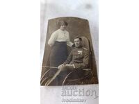 Η κα Σ. Αξιωματικός του 25ου Πεζικού Συντάγματος με δύο γαλαντικούς σταυρούς 1913