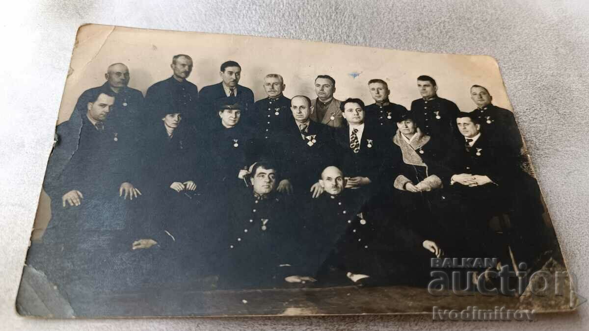 Photo Men and women with medals for participation in Osvobod. war 1939