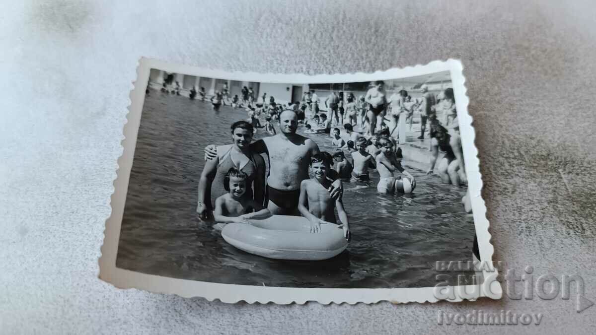 Снимка Велинград Мъж жена и две деца в басейна на плажа 1960